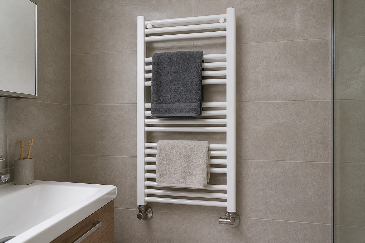 Fertig angeschlossener Handtuchheizkörper im Badezimmer