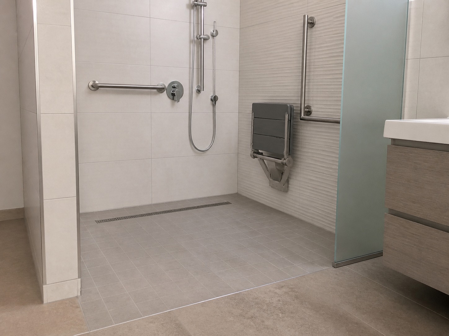 Bodengleiche Dusche mit Klappsitz, Haltegriffen und rutschhemmendem Boden