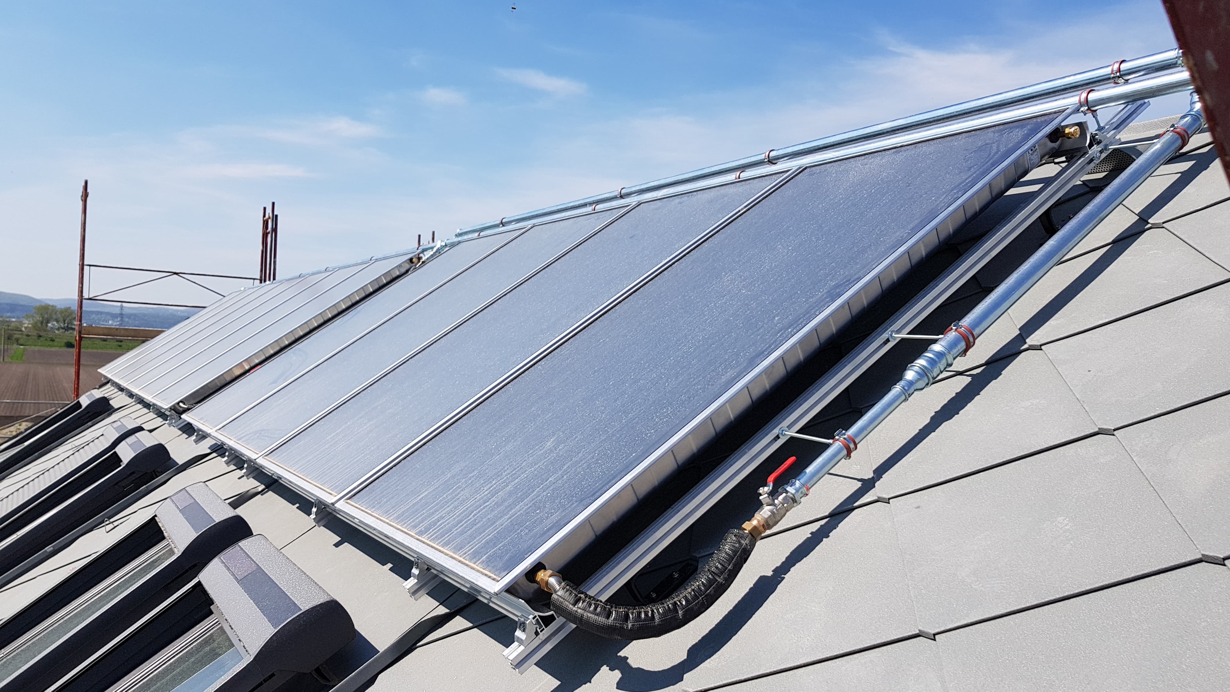 Thermische Solarkollektoren für Warmwasser und Heizungsunterstützung