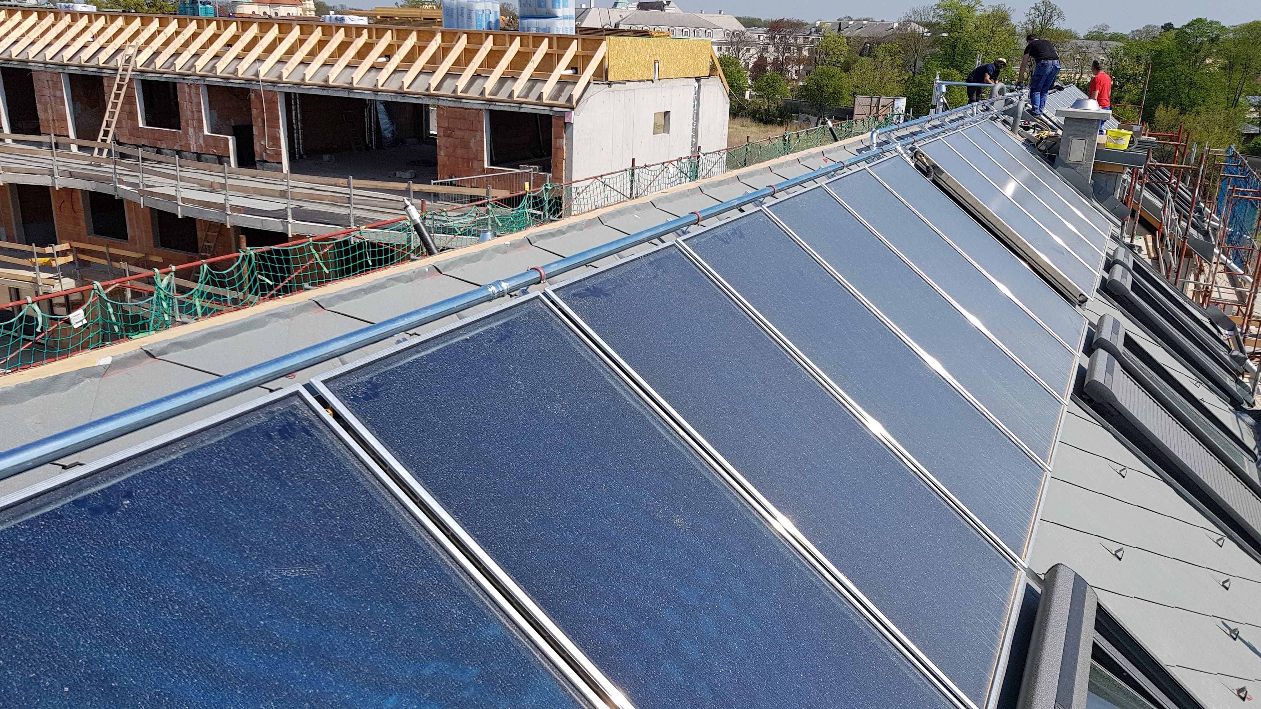 Fertig montierte thermische Solarkollektoren auf einem Wohnhaus in Wien