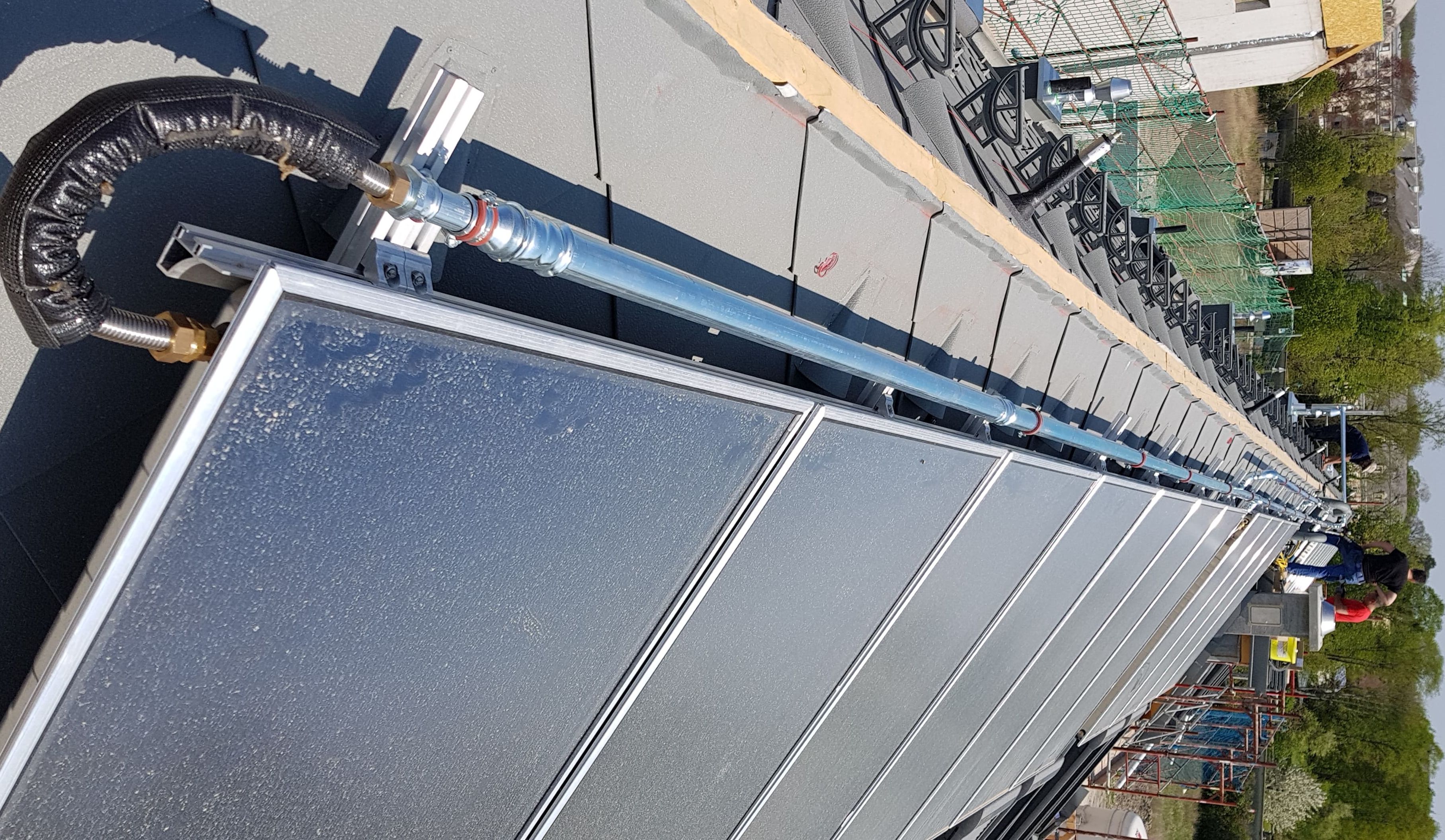 Fertig verlegte und gedämmte Anschlüsse an thermischen Solarkollektoren